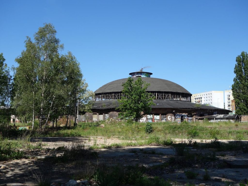 The ruin of the Berlin Pankow roundhouse. The 34-hectare railway wasteland also harbours the last natterjack toads in Berlin, May 2020